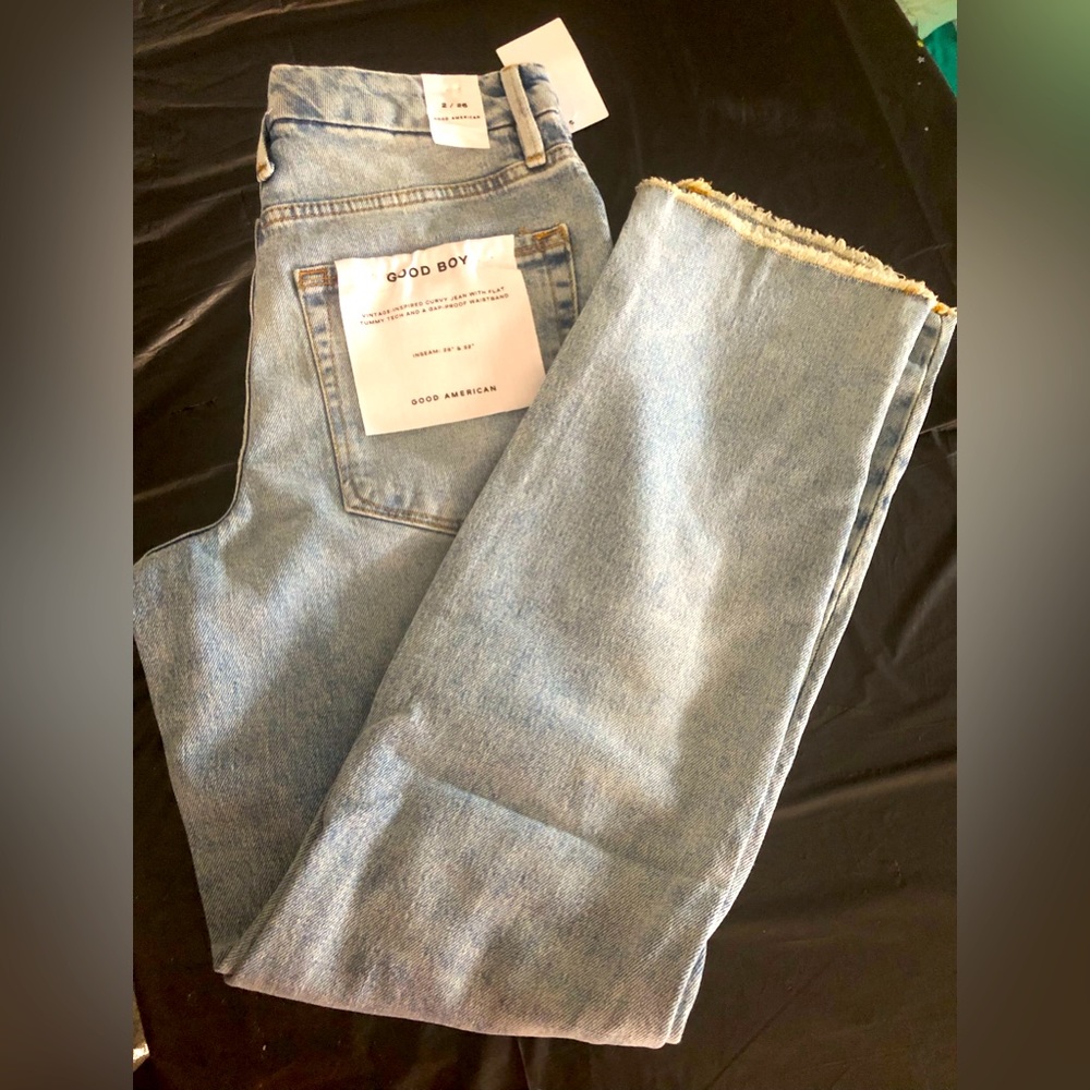 Good American size 2/26. Good boy straight, distressed, frayed bottoms.
